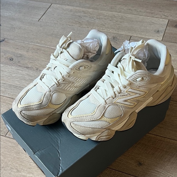 New Balance Beige and Cream Athletic Shoes Boys Size 4 **Like New worn twice** - Picture 8 of 9